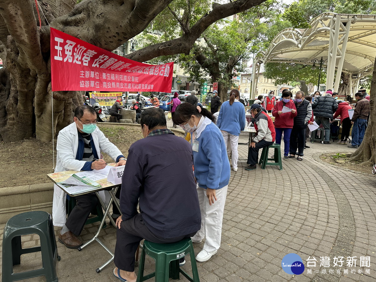 南投醫院動員醫師走入社區為弱勢民眾做醫療服務。（記者扶小萍攝）