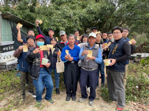 市府農業局、興大植物醫院局及當地農友共同攜手至大坑步道釋放平腹小蜂。