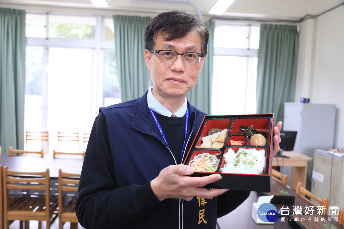 開學期間遇到蛋價波動及短缺，台中市教育局長蔣偉民視察營養午餐蛋品供應情形。