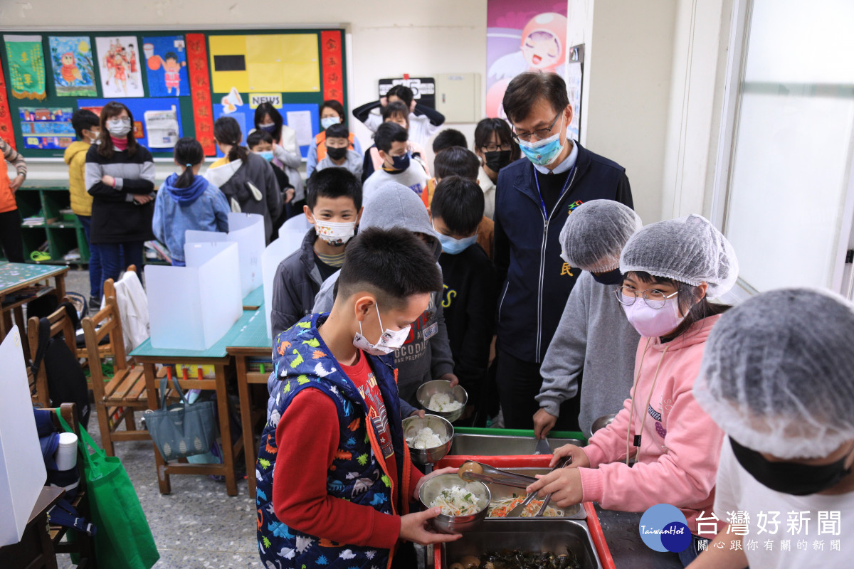 台中市政府教育局長蔣偉民到東區成功國小視察學校午餐。