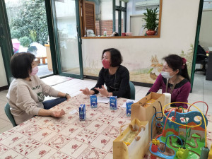 榮家主任白恩惠(中)、輔導組組長黃士芳(右)拜訪但以理幼兒園謝園長(左)，共研合作方向。