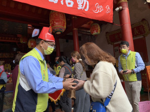 林世賢市長於祝壽大典與點燈祈願活動結束後，贈送參加每位參加者一組「智慧妙筆」，廟內擠滿人潮。圖／記者鄧富珍攝