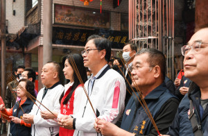 張市長至桃園蓮華寺參香祈福。