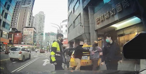 民眾請警前導開道，護孕婦母子均安。