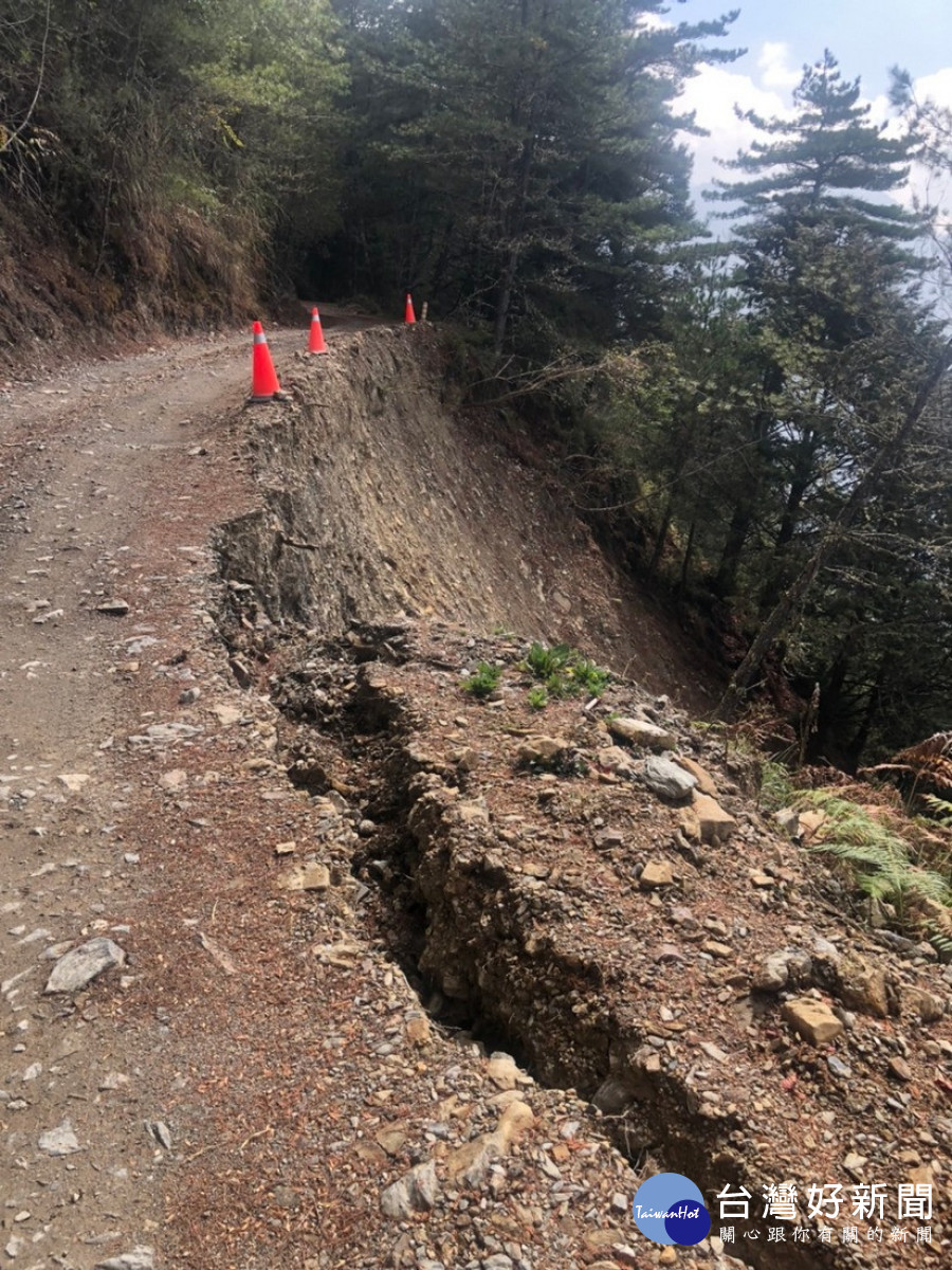 郡大林道25.8K目前路基開裂情況。 