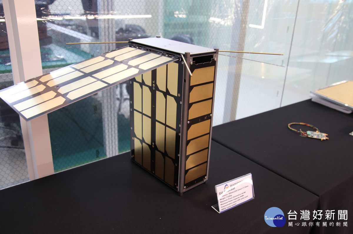 中央大學太空科學與科技研究中心展示6U衛星模型，展現太空研發實力。