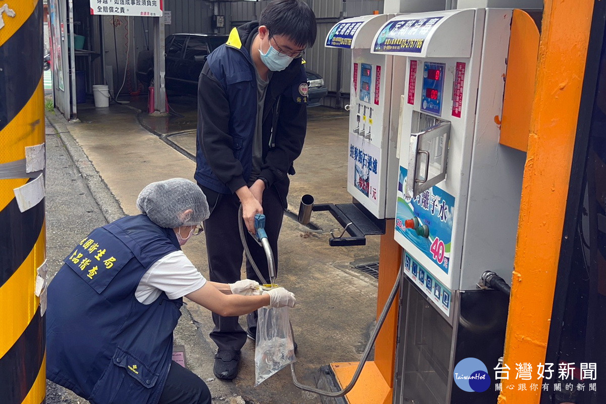 確保販售飲用水符合標準，桃園市政府衛生局加強加水站查核抽驗。