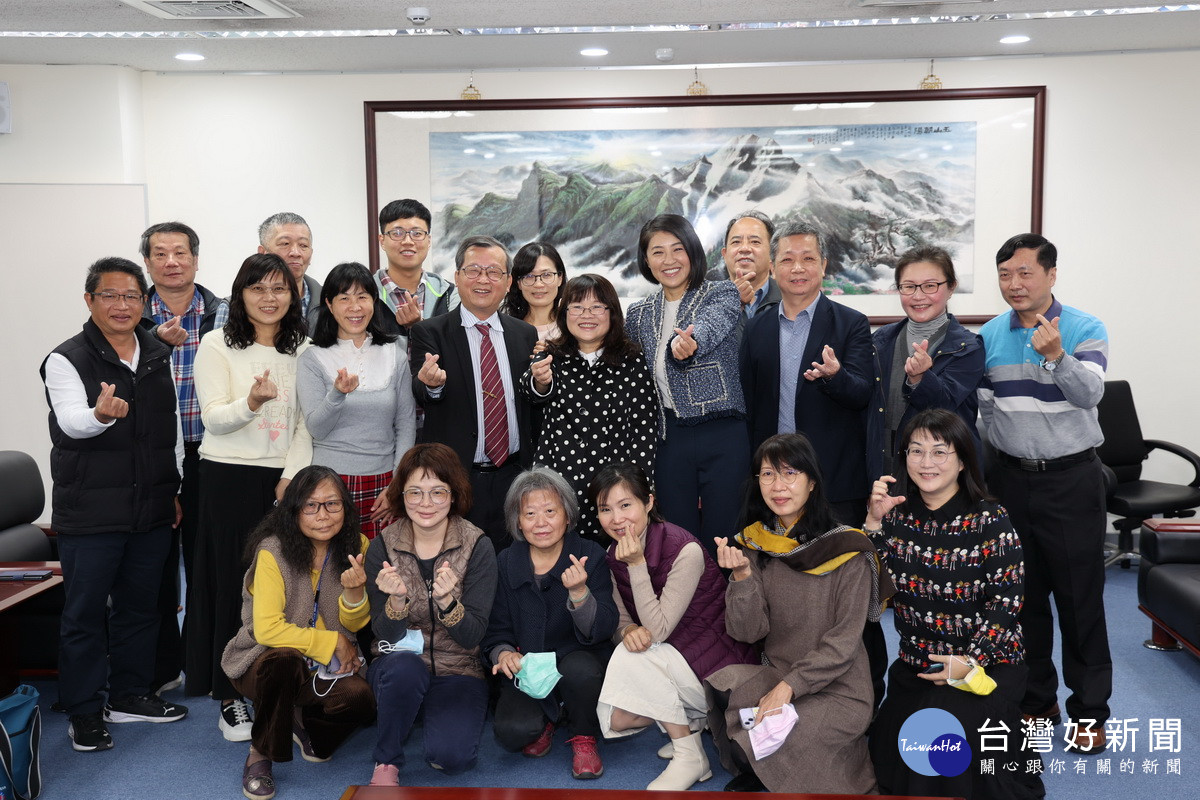 許縣長王副縣長與民政處同仁感謝吳處長近40年的貢獻。（縣府提供）