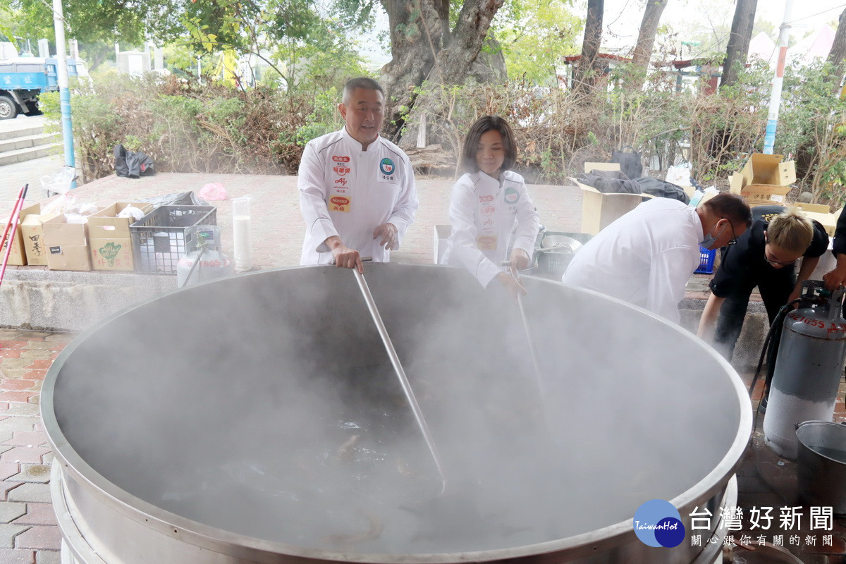 草屯火鍋祭暨愛心送暖　鎮長與嘉賓上鍋秀在地食材養生鍋 台灣好新聞 第2張