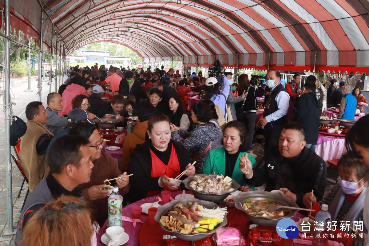 草屯火鍋祭暨愛心送暖　鎮長與嘉賓上鍋秀在地食材養生鍋 台灣好新聞 第4張