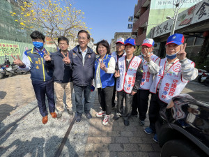 嘉義市長黃敏惠（左四）陪同林明溱拜票。（林明溱競總提供）