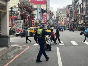 桃園市政府警察局加強路口「車輛不停讓行人」及「行人違規」之稽查取締。