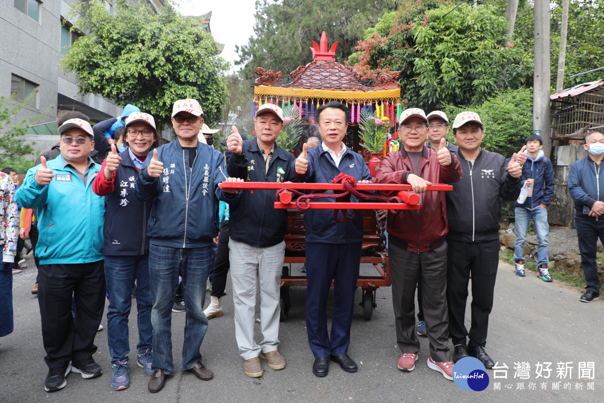 嘉義縣竹崎鄉白杞寮佛祖遶境活動，嘉義縣長翁章梁、立委陳明文、縣議會議長張明達、竹崎鄉長曾亮哲等人到場參與遶境／陳致愷翻攝