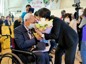 228和平紀念日，縣長王惠美獻花向受難者及其家屬致意。圖／記者鄧富珍攝