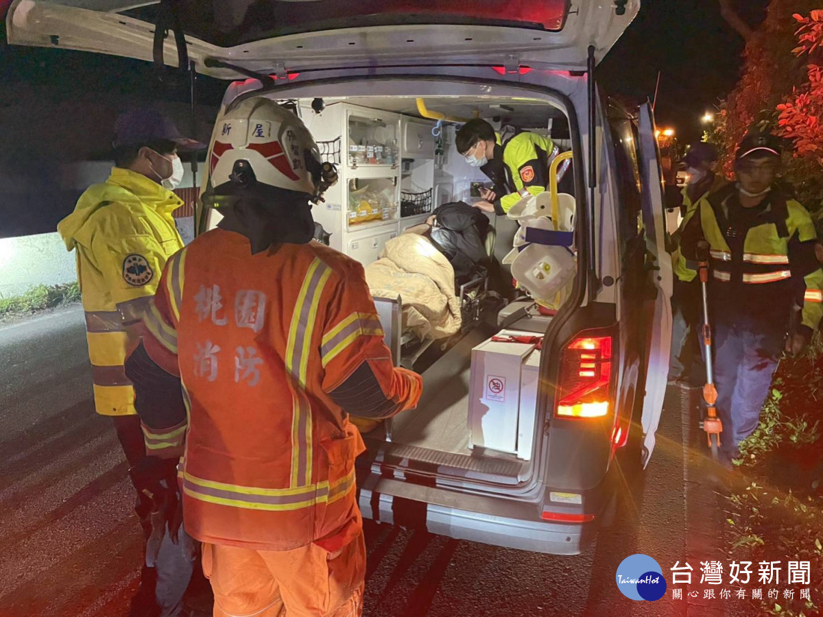 女子開車恍神衝進溝渠，警、消合力救援。