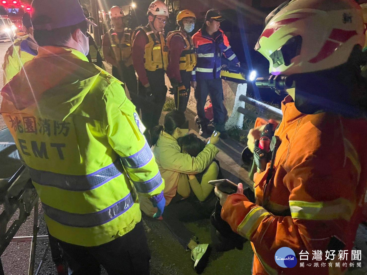 女子開車恍神衝進溝渠，警、消合力救援。