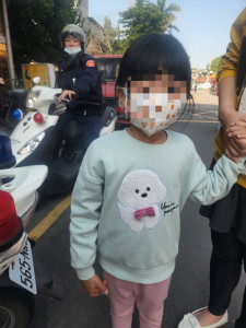 5歲女童與家人走失，員警半小時促重逢。