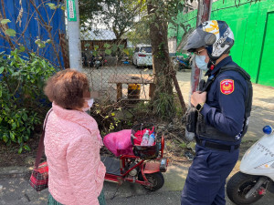 老婦電動車停路邊卻不翼而飛， 警方迅速偵破烏龍竊案。