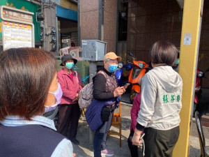 議員關心長輩等公車太熱。林重鎣