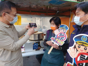 雲林縣警局臺西分局走上街頭及結合廟會活動，透過手機隨走隨播警政署長防詐影片與民眾分享／警方提供