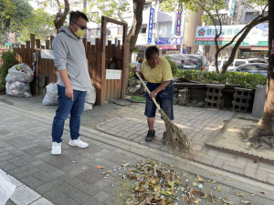 育德園道永遠清不完的煙蒂和垃圾，甚至時常發生隨地便溺的離譜情況。