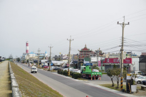 高美濕地因美堤街電線桿林立，天際滿布蜘蛛網，影響絕美海景。