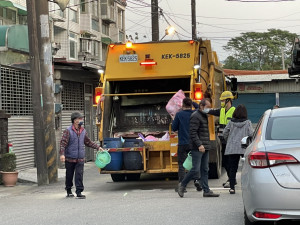 楊梅警結合環境清潔稽查大隊，於各地清運垃圾時，播放桃園市市長及警政署署長錄製之反詐宣導音檔。