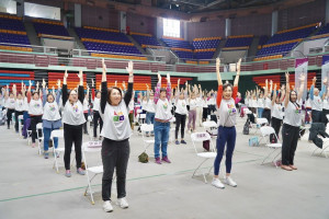 屏東三百人瑜伽療癒身心　歡慶國際婦女節