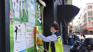 ▲工務局於消費場所張貼不合格告示，提醒業者完成申報。（圖／記者 許高祥 翻攝）