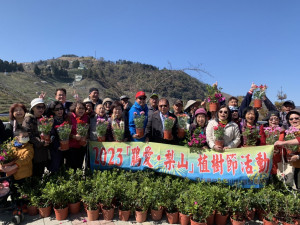 參山國家風景區管理處於梨山櫻緣丘舉辦「鵑愛.梨山」植樹節活動。