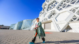 ▲陳其邁穿著潮流運動服飾，在著名地標高雄流行音樂中心戶外廣場擺出帥氣姿勢拍攝。（圖／記者 許高祥 翻攝）