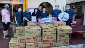 ▲萬應公廟捐贈米油等民生物品協助弱勢家庭渡過難關。（圖／記者 許高祥 翻攝）