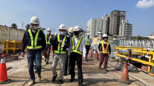 ▲前鎮媽祖港橋重建進入地改階段，副市長林欽榮視察工程進度。（圖／記者 許高祥 翻攝）