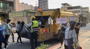 全面防詐，警方結合垃圾車宣導深入轄區角落。