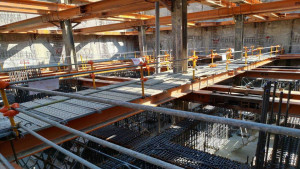 ▲高市府督促廠商預防常見危害，如鋼構組配高處作業。（圖／記者 許高祥 翻攝）