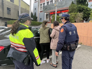 婦人清晨散步忘了回家路　頭份警積極協助返家