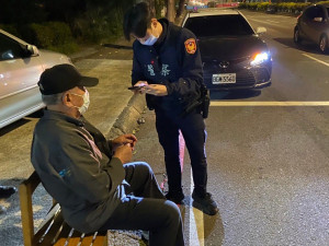 92歲老翁外出運動迷途，員警協助返家。