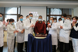 臺中慈濟醫院醫療團隊與移植病人郭先生及家屬一起分享重生蛋糕。