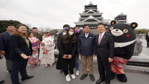 ▲台灣遊客與陳其邁市長及熊本市大西一史市長在熊本城天守閣前合照。（圖／記者 許高祥 翻攝）