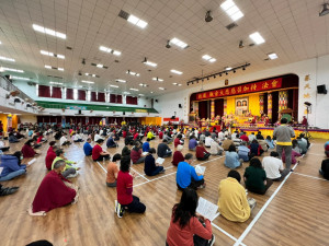 世界佛教正心會11日嘉義高中樹人堂舉辦《啟建 觀音大悲感召加持法會》來自各地信眾擠滿會場