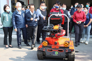 ▲林欽榮視察高市消防機器人於救災運用操演。（圖／記者 許高祥 翻攝）