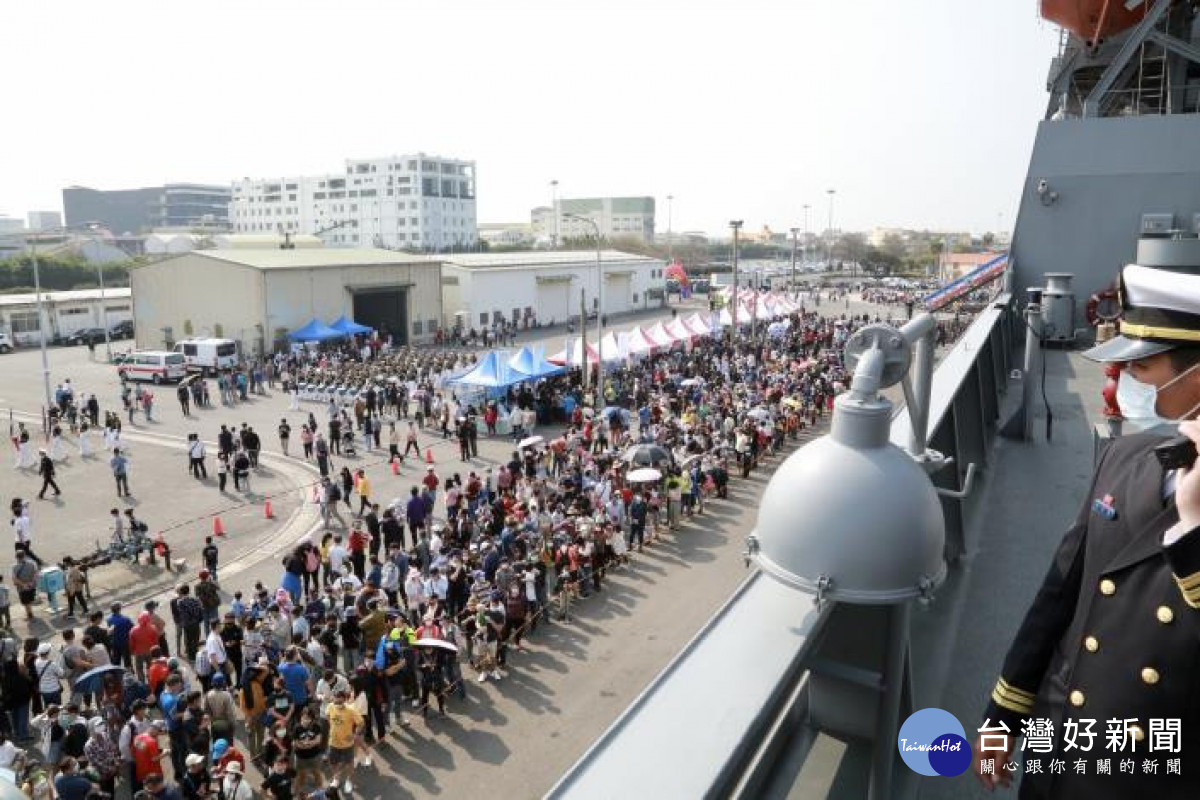 海軍敦睦遠訓支隊訪安平港　吸引數萬民眾登艦參觀