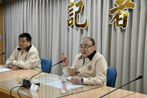 行政院退除役官兵輔導委員會主委馮世寬（右）（圖／行政院退除役官兵輔導委員會）