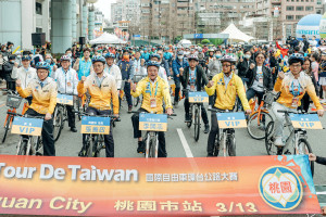 「2023國際自由車環台賽-桃園市站」登場，桃園市長張善政領騎為活動揭開序幕。