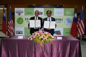 彰化市長林世賢與美國托倫斯市長陳光豪（左）展示雙方完成簽署的友誼城市交流協定書。圖／彰化市公所提供