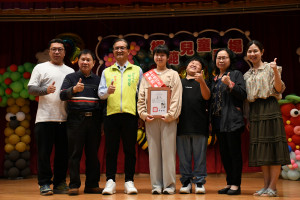 林世賢市長逐一和獲表揚的模範兒童合影其家人也分享喜悅。圖／彰化市公所提供