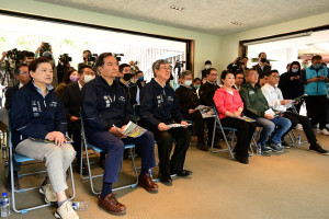 行政院長陳建仁、經濟部長王美花與台中市長盧秀燕前往馬鞍壩視察大甲溪水情。