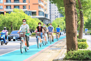 民眾騎乘自行車YouBike蔚為風潮