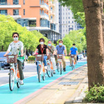 民眾騎乘自行車YouBike蔚為風潮