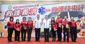 王副市長頒發表揚狀予各分隊有功義消。
